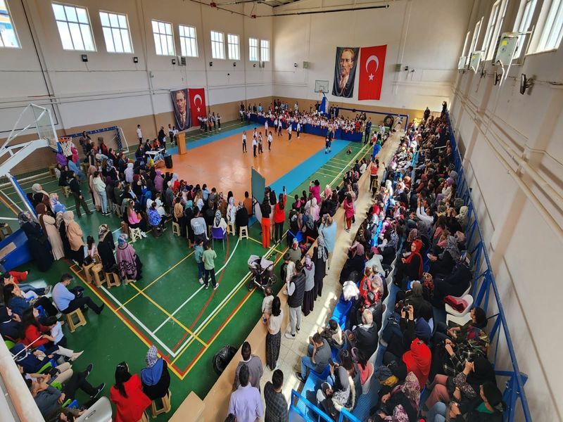 Kaymakamımız Sn. Ramazan Aykut SAKA ilçemiz kapalı spor salonunda düzenlenen 23 Nisan Ulusal Egemenlik ve Çocuk Bayramı kutlama programına katıldı
